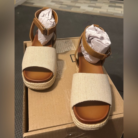 Dream Pairs girls Tan and Cream Wedge Sandals. - Picture 5 of 7